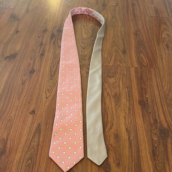 Saks Fifth Avenue pink and taupe printed tie with small squares tie 100% silk - Picture 3 of 6